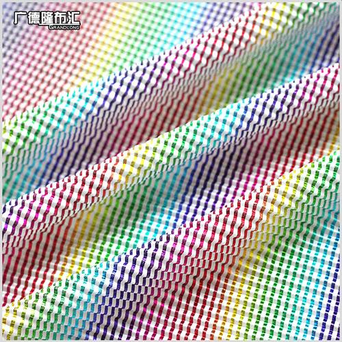 褶皱间的流光 当彩虹渐变遇上压褶烫金